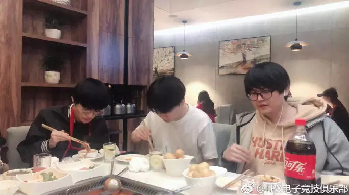 FPX战队动态：化悲痛为食量 吃饱再努力