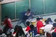 高中老师飞踹学生具体情况介绍